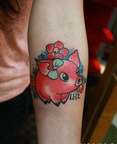 手臂上卡通小猪纹身图片