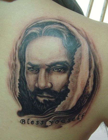 肩部耶稣基督肖像纹身图片