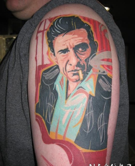 大臂上的帅哥肖像纹身图案