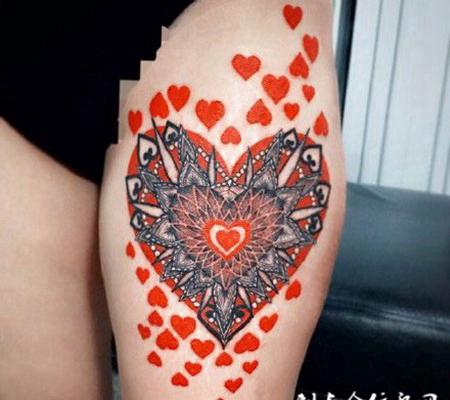 大腿上的桃心飞镖纹身图案