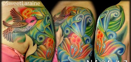 大臂上的花朵小鸟纹身图案