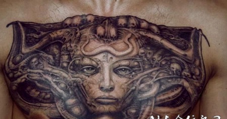 胸前的恶魔女纹身图案