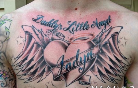 胸前长翅膀的心纹身图案