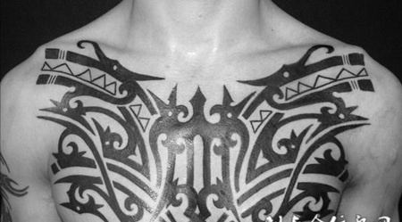 胸前的黑色抽象图腾纹身图案