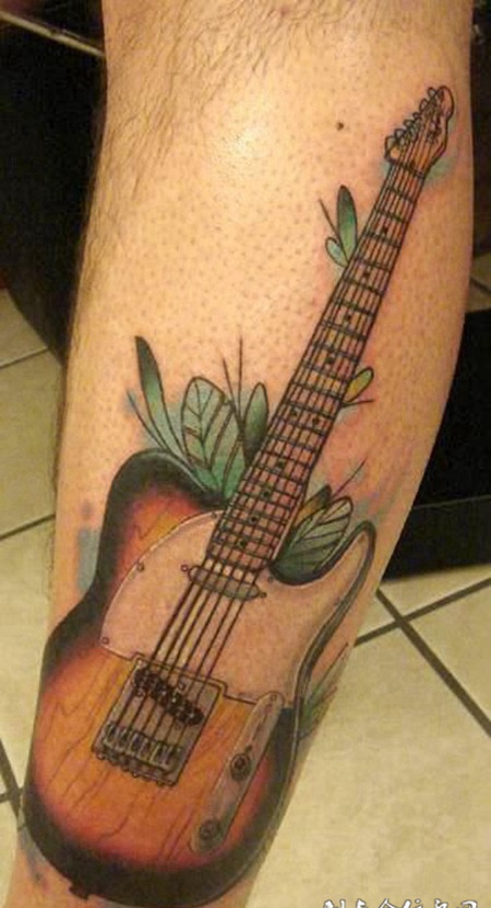 小腿上的吉他纹身图案