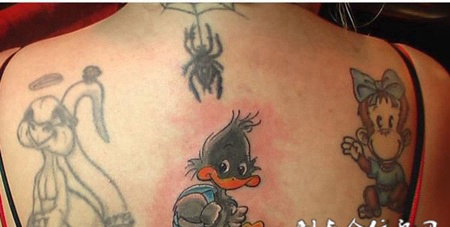 后背上的唐老鸭纹身图案