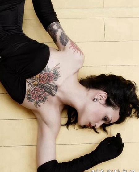 胸前的麦克风玫瑰花纹身图案