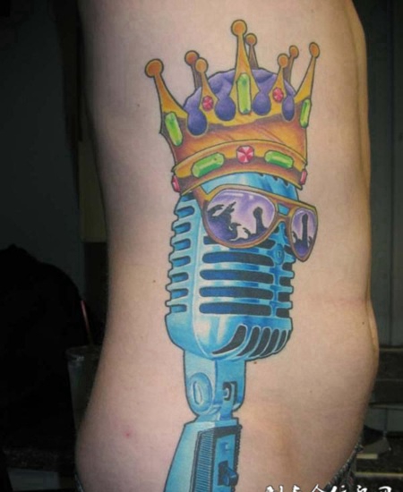 身侧的麦克风皇冠纹身图案