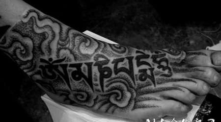 脚面上的藏文纹身图案