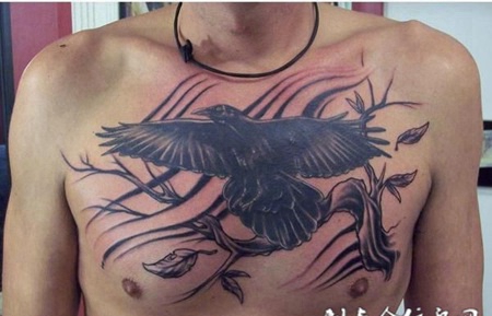 胸前的飞翔乌鸦纹身图案