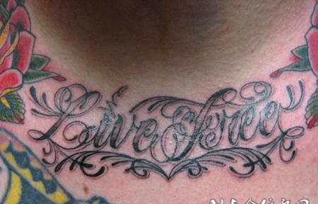 胸前的花体字的英文的纹身图案