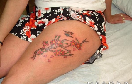 大腿上的梅花纹身图案