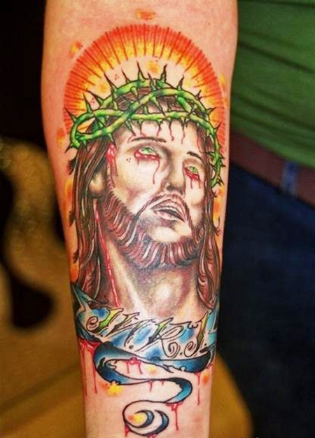 手臂彩色耶稣纹身图片