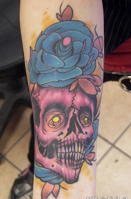 小臂上的骷髅花朵纹身图案