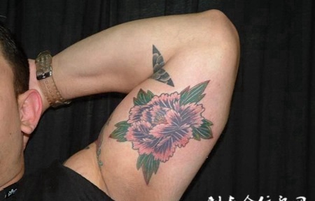 大臂内侧的牡丹花纹身图案