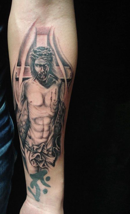 手臂受难的耶稣纹身图案