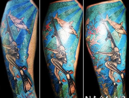 小腿上的海底世界潜水员的纹身图案