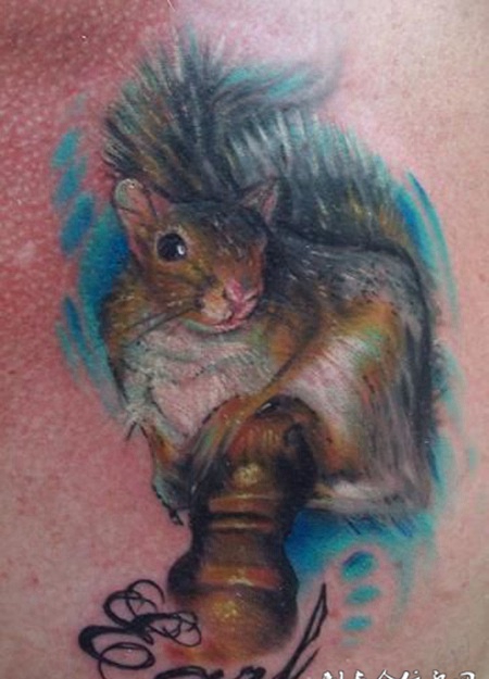 胸前的一只老鼠纹身图案