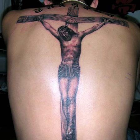 背部十字架上的耶稣纹身图案