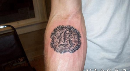 小臂上的石刻英文字母纹身图案