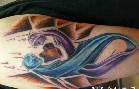 小臂上的交织双色丝带纹身图案