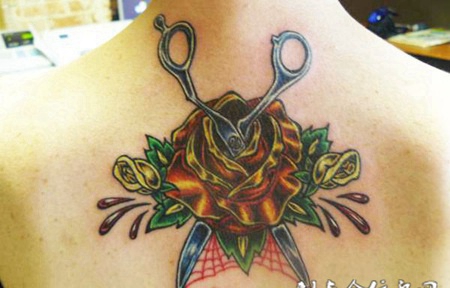 后背上的见到玫瑰花纹身图案