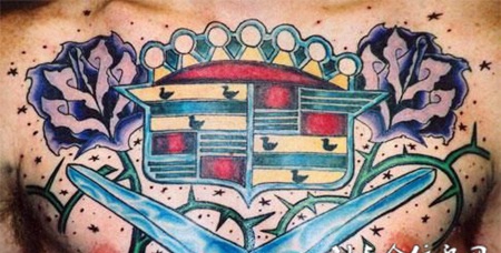 花胸旗帜花朵纹身图案