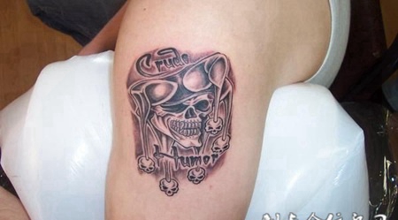 大臂上的小丑骷髅头纹身图案