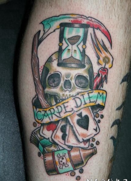 小腿上的骷髅头镰刀纹身图案