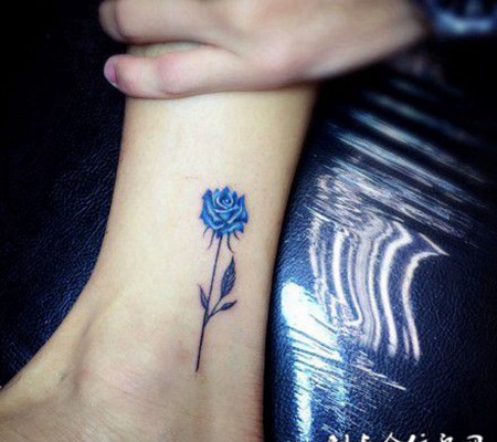 脚踝上的一朵蓝色妖姬纹身图案