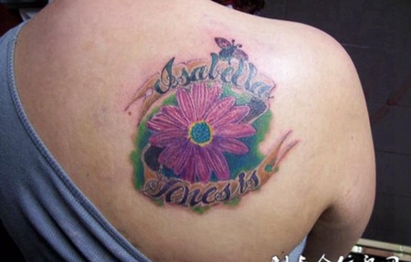 肩胛骨上的雏菊纹身图案
