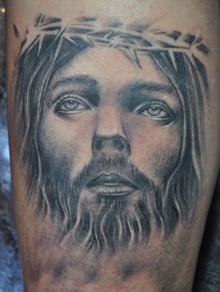 手臂写实黑白耶稣纹身图片