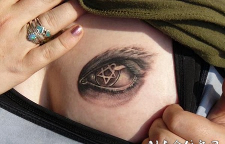 胸前的眼睛五角星纹身图案