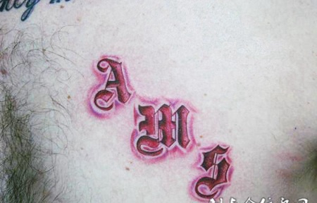 胸前的红色英文字母纹身图案