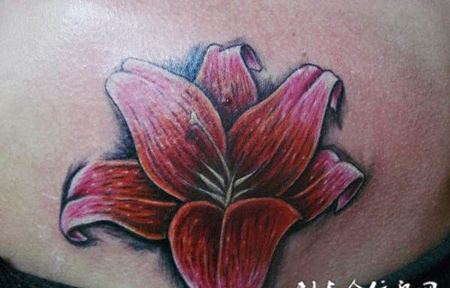 肩膀上的红色百合花纹身图案