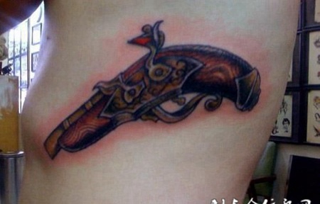 身侧手枪纹身图案