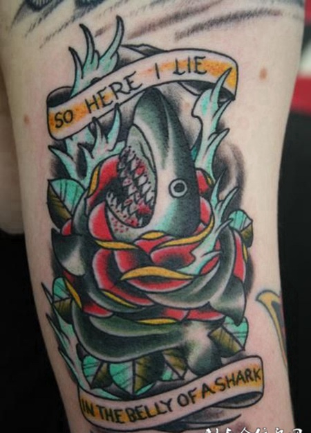 大臂上的鲨鱼玫瑰花纹身图案