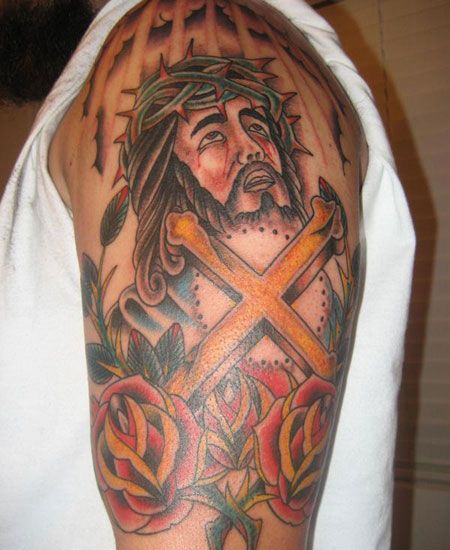 大臂上的耶稣玫瑰花纹身图案