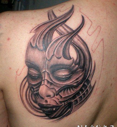 后背上的恶魔机械纹身图案