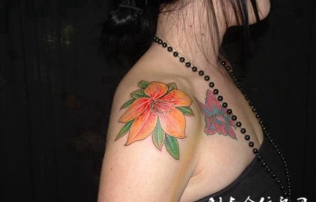 肩膀上的百合花纹身图案