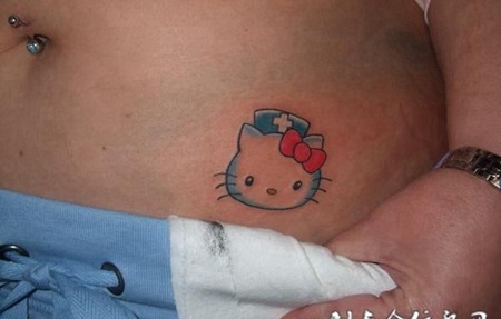 腰侧的Kitty猫纹身图案