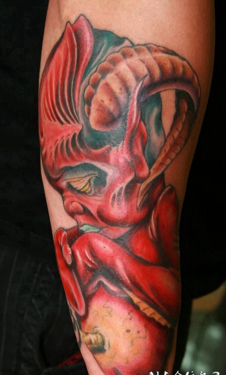 小臂上的红色恶魔纹身图案