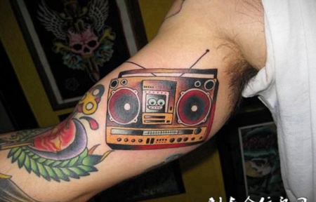 胳膊上的收音机纹身图案