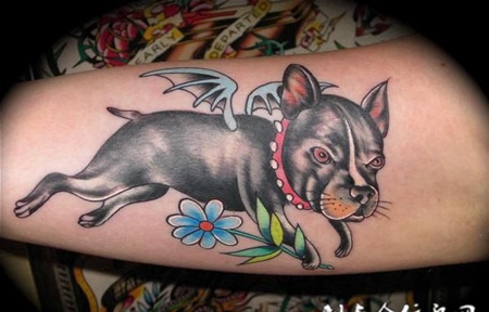 大臂内侧的小狗纹身图案