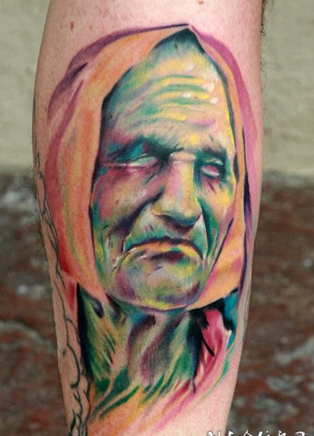 小腿上的恶魔头的纹身图案