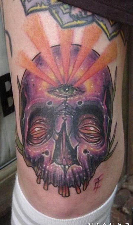 身侧三眼骷髅头纹身图案