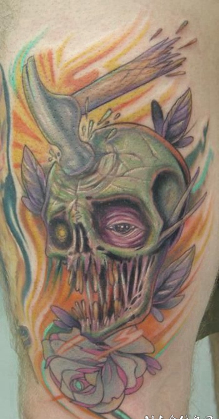 大臂上的锤子骷髅头纹身图案