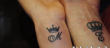 手腕上皇冠英文情侣纹身图案