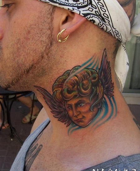 脖子上的天使纹身图案