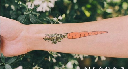 手腕上的胡萝卜纹身图案